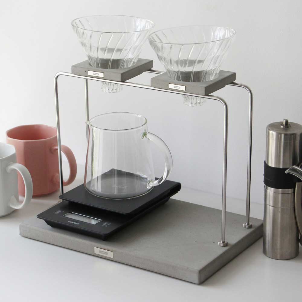  モルタルとステンレスを掛け合わせ、美しい佇まいのコーヒースタンド