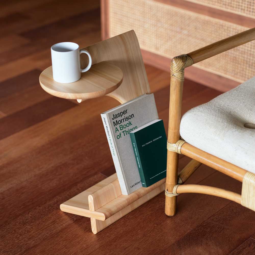 読書の時間が豊かになる、多機能なサイドテーブル