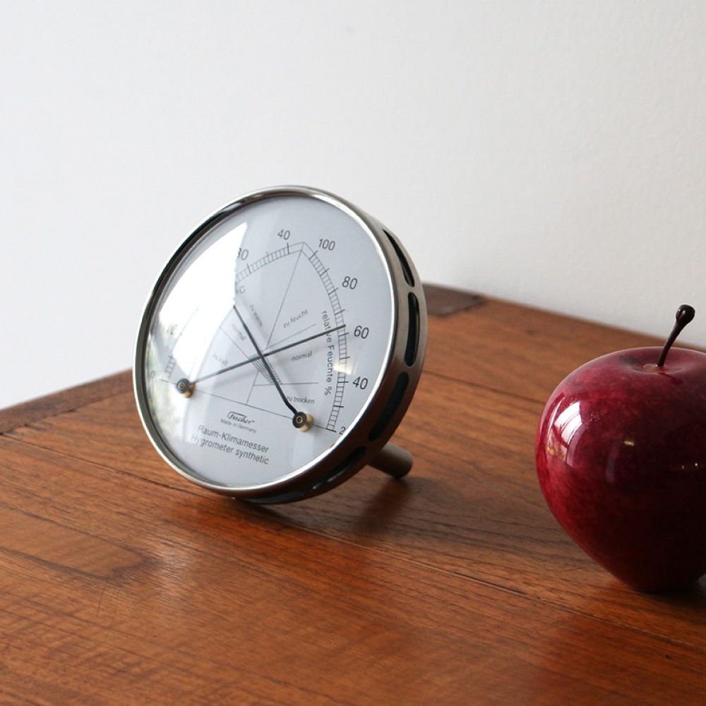 針の位置で部屋の快適さがわかる、ドイツのfischerの温湿度計