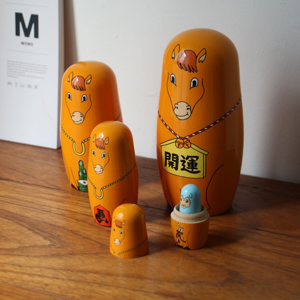 2026年の干支にちなんだmidori komatsuデザインの馬モチーフのマトリョーシカ