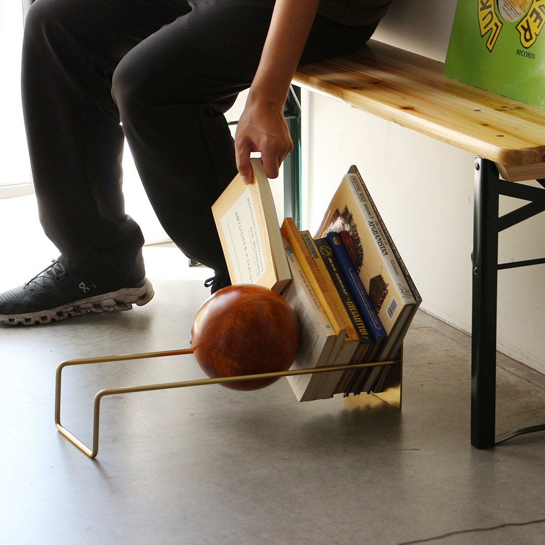 読書の秋に。本を飾る時間まで楽しむスロープブックエンド