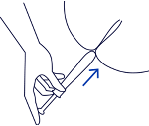 【2】体をリラックスした状態で本体ノズルの先端からふくらみ部分（3～4cm）を腟内に挿入します。