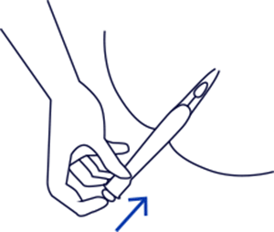 【3】本体を支えながらプランジャーをゆっくりと押して洗浄水を注入させます。