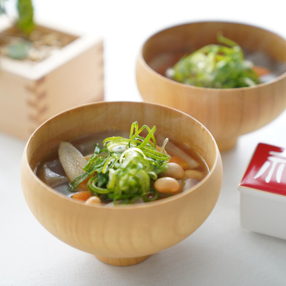 湯気の立つ温かな節分汁