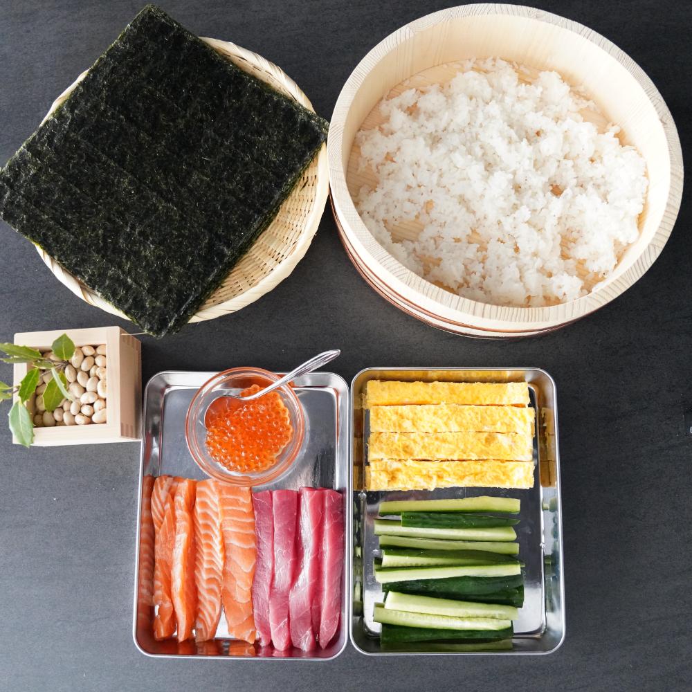 バットに並べられたマグロ、サーモン、卵焼きなどの具材