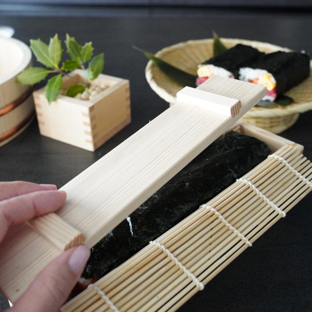 板を押し付けるシーン