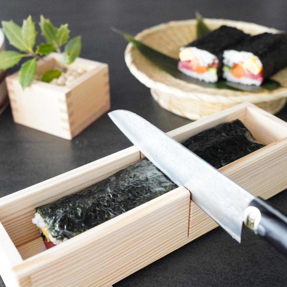 包丁を入れるシーン