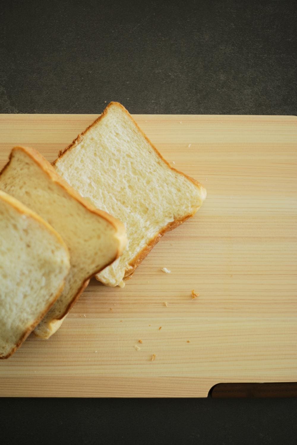 散らばるパン屑