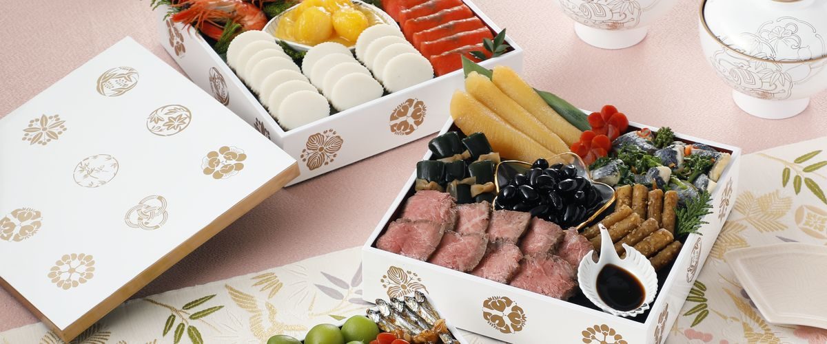 オリジナル重箱に盛り付けたおせち