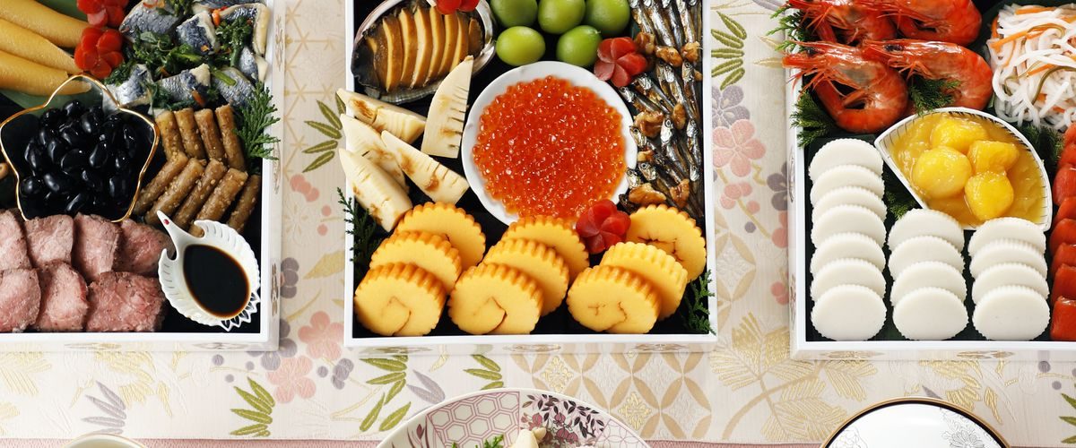 重箱と器を組み合わせた華やかな食卓