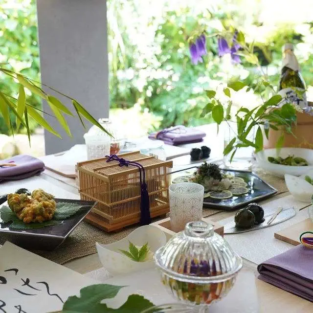 夏の食卓 竹籠と紫の演出