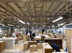 丁寧な組み立て作業