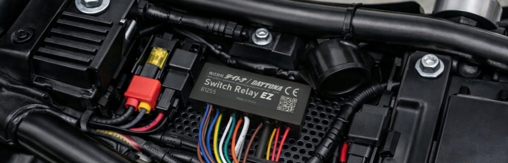 オートバイのシート下にある『DAYTONA Switch Relay EZ』の装着イメージ