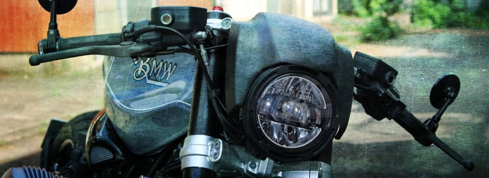 BMW RnineTに装着した5.75インチLEDヘッドライトレンズユニット フロストセイバー