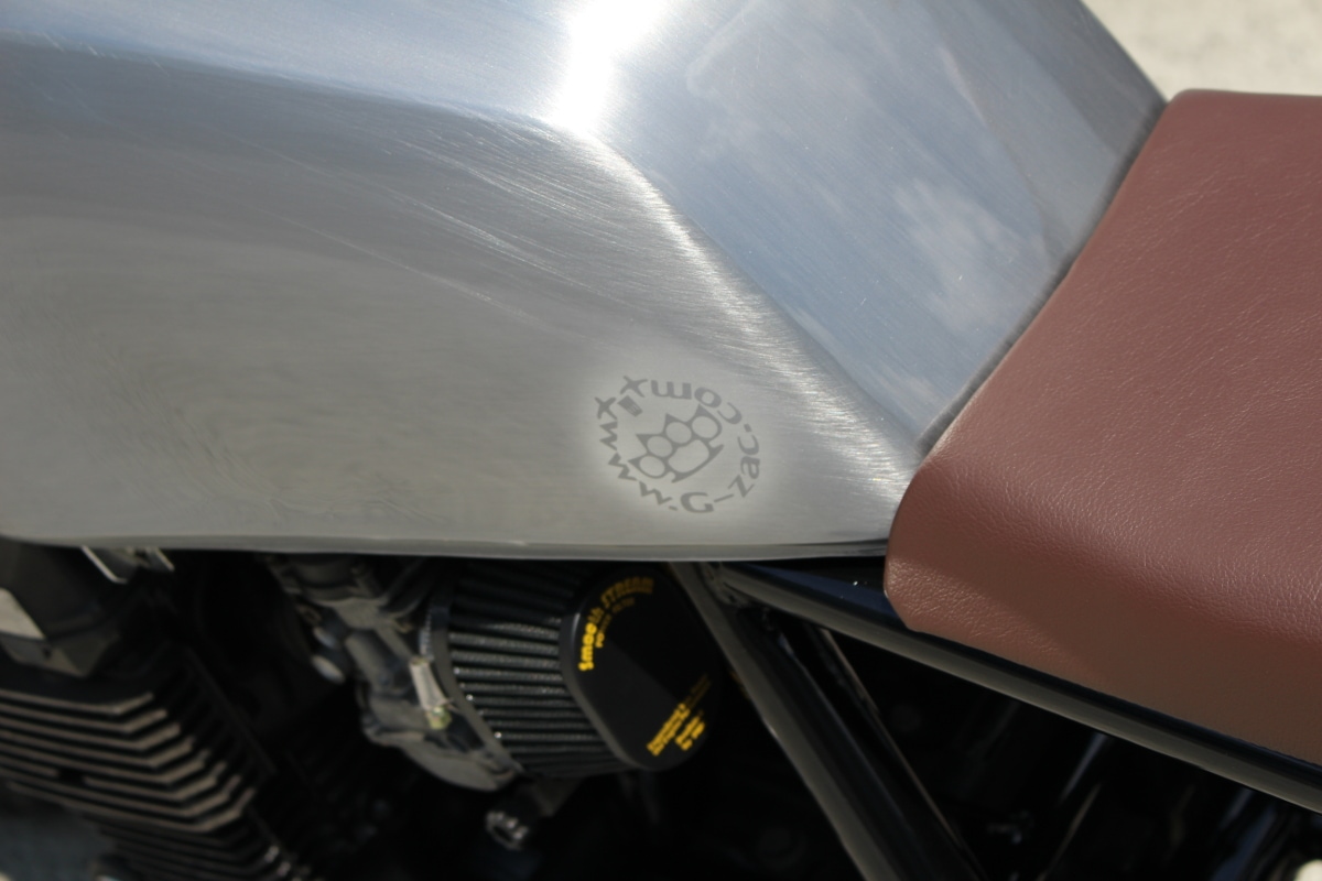 カワサキ ZRX400 ZR400E スクランブラーカスタムのタンクに仕込んだジーザックロゴ
