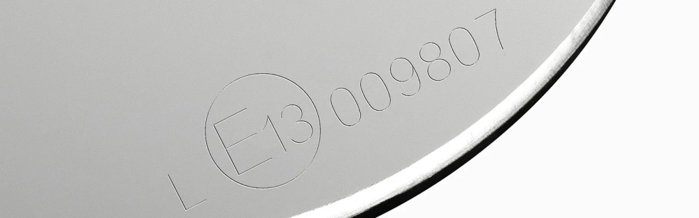 ECE承認の証が刻まれた側面