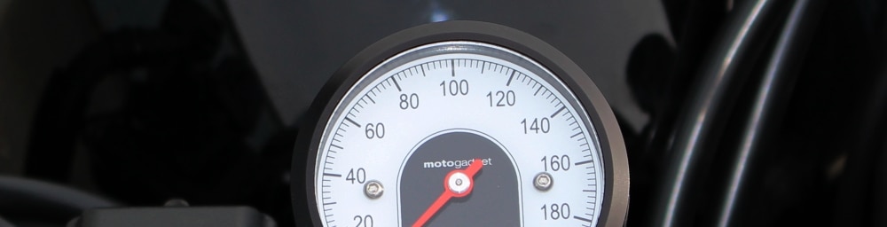 モトスコープティニーブラックの正面・非点灯時