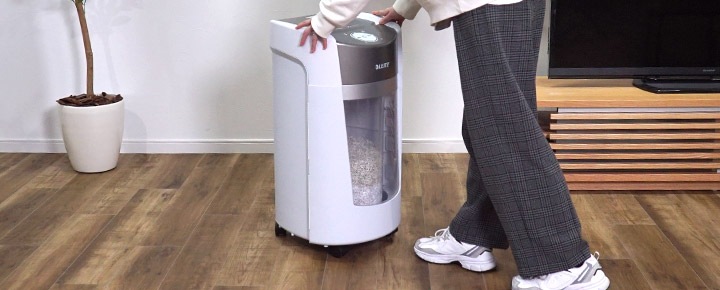 ���㥹�����դ��Υ����å������Τ򲡤��ư�ư���Ƥ����ͻ�