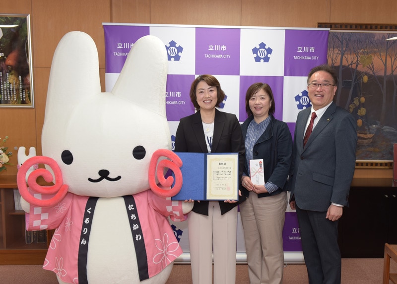 たちかわくるりんと立川市長とともに
