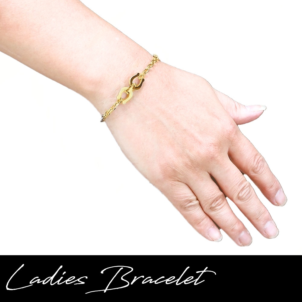 ブレスレット装着-女