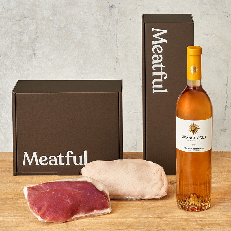 鴨肉料理とオレンジワインの写真