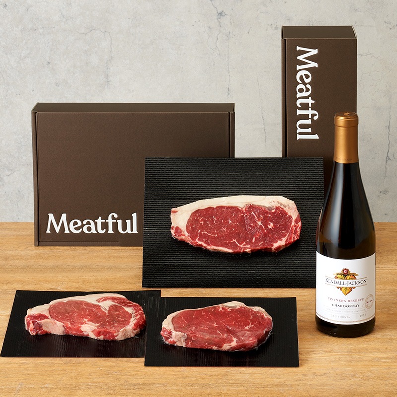 牛肉料理と白ワインの写真