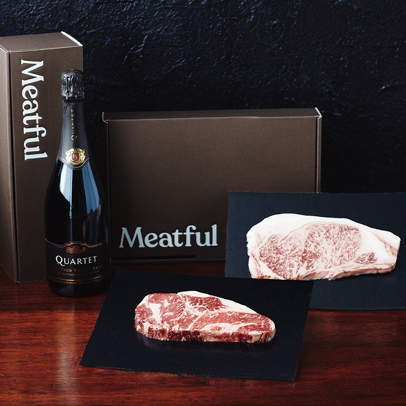牛肉料理とスパークリングワインの写真