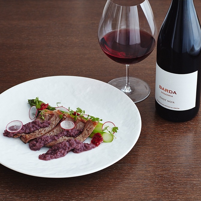 牛肉料理と赤ワインの写真