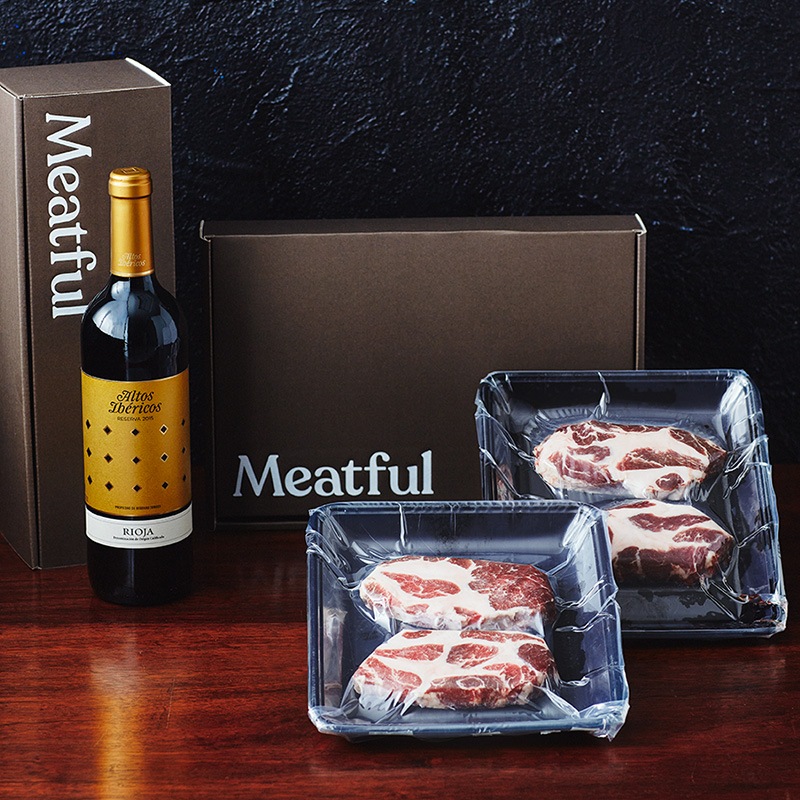 豚肉料理と赤ワインの写真