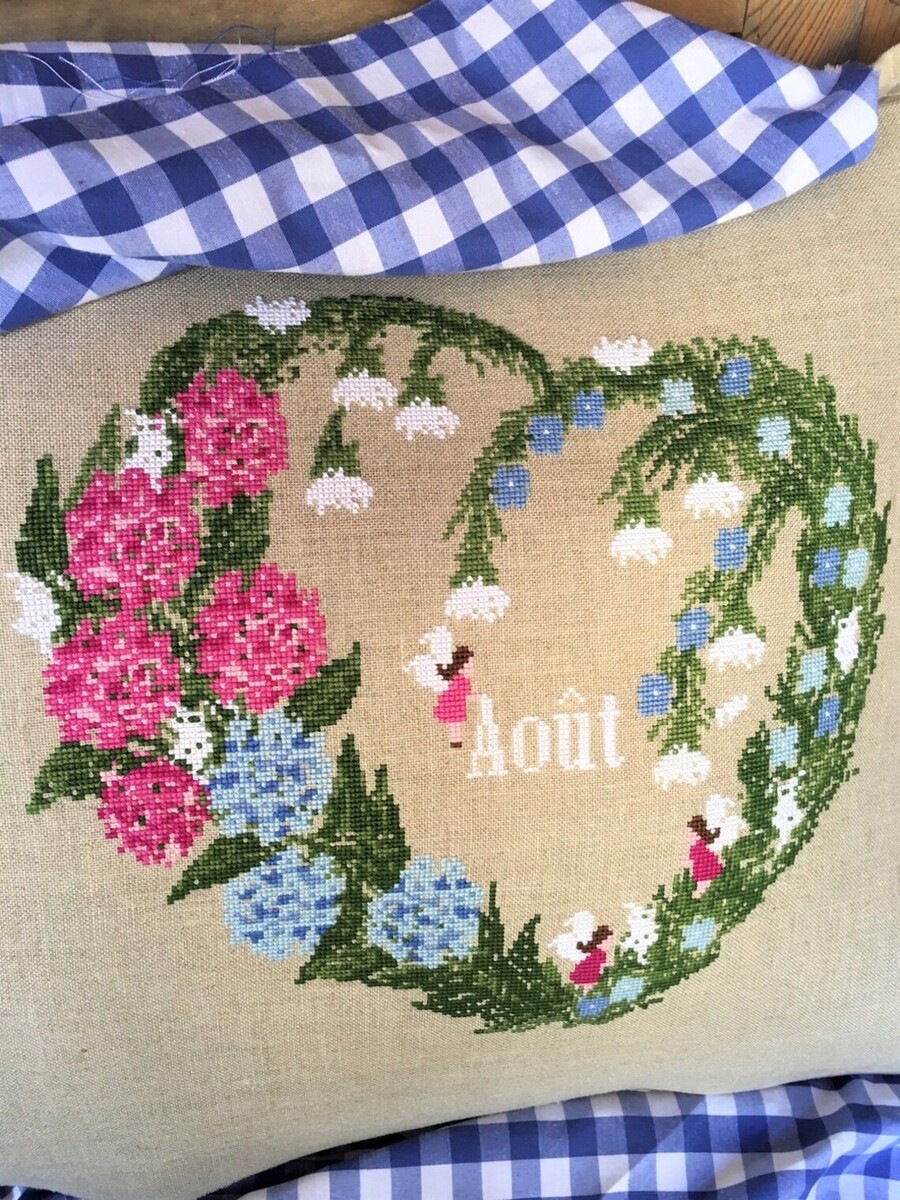 イタリア クロスステッチ リリー ヴィオレット リリ・ヴィオレット 図案 Lilli Violette 【Aout】◆8月◆チャート 輸入刺繍  輸入図案 可愛い イベント 癒し 人気 ハート 手作り 手芸 刺繍 DMC リリーさん 花 リース フラワーリース 輸入クロスステッチ-モン*ジョリー  *