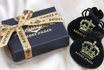 ロゴ入りラッピングBOXとポーチ