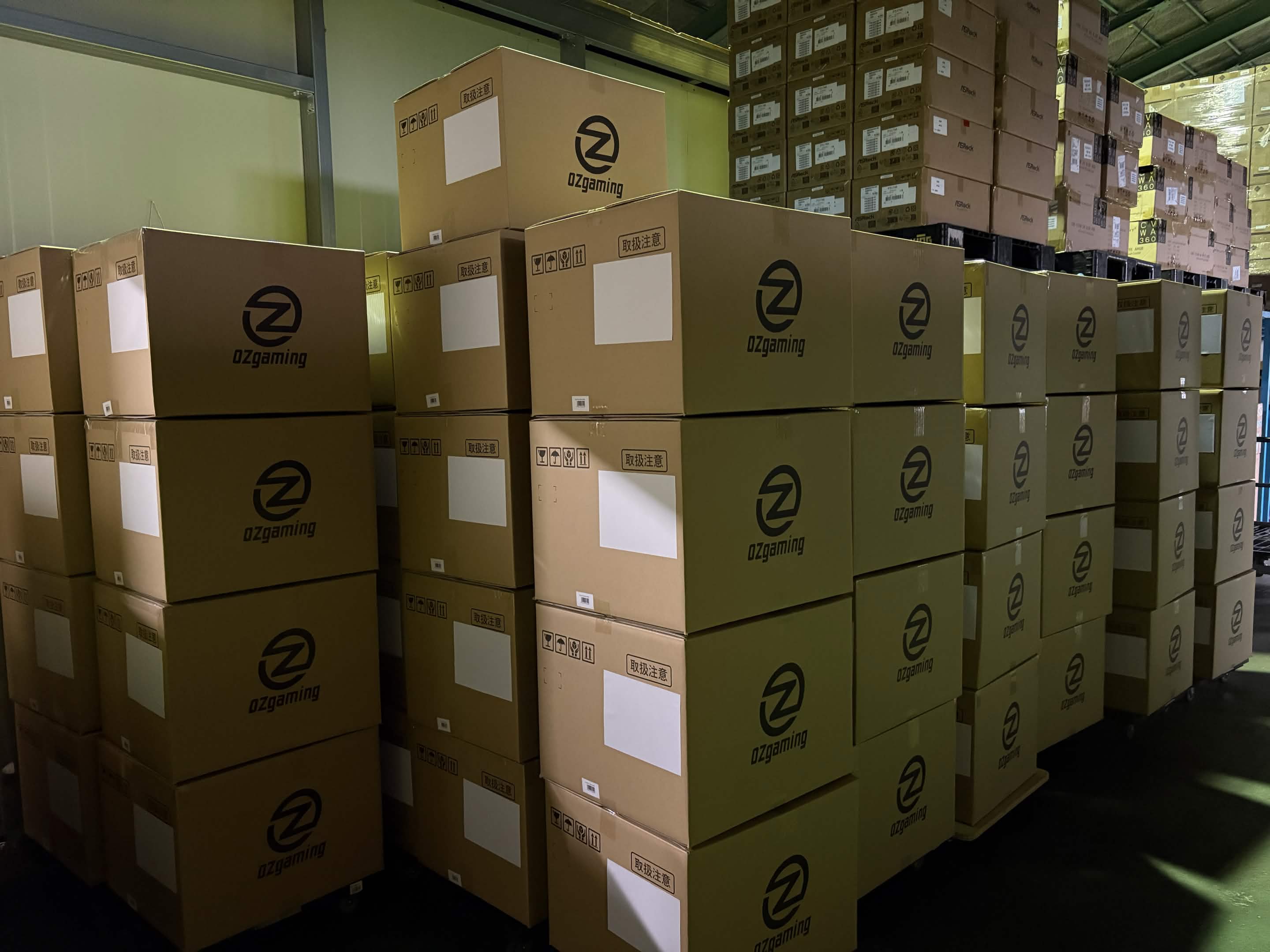OZgaming 自社倉庫からの出荷風景