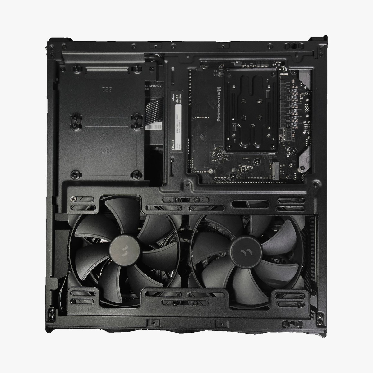 Ridge ケース内部 - 140mm PWMファン×2基とSSDマウント