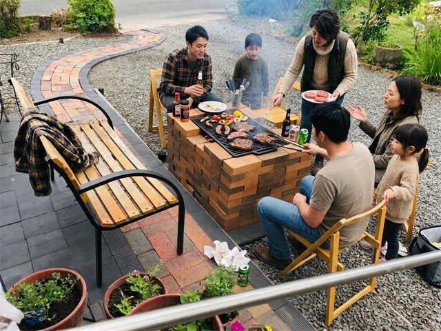 レンガを一つひとつ整える作業風景