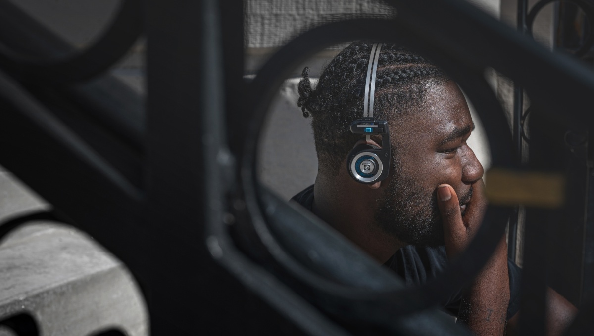 装着している男性のイメージ