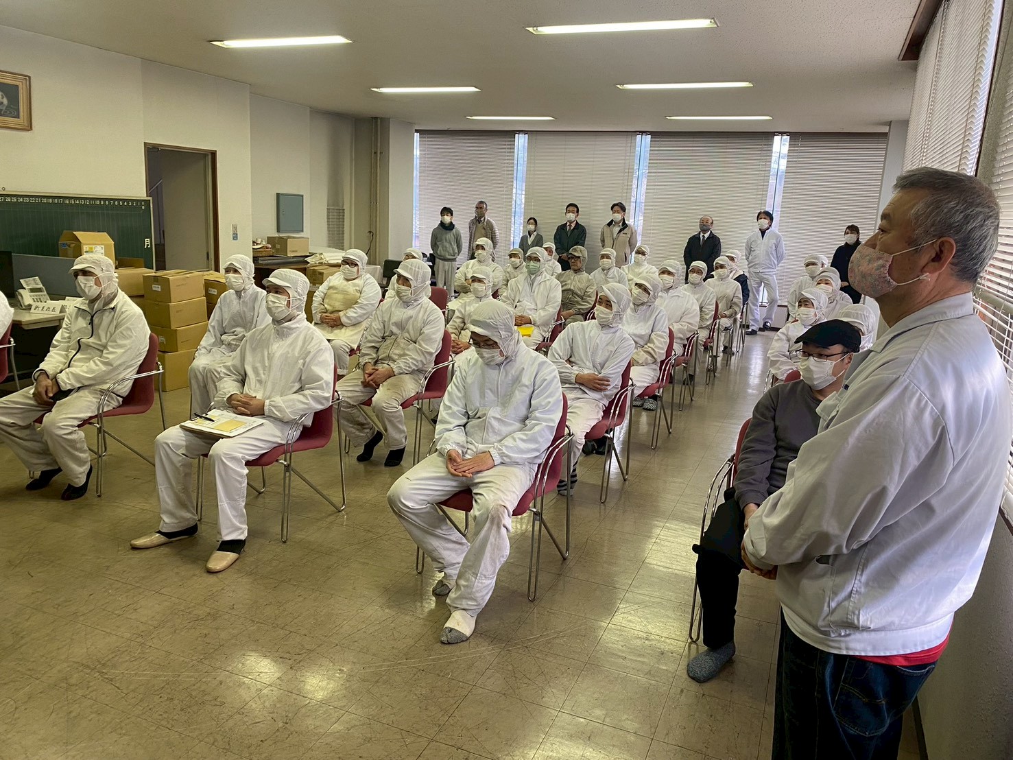 火災後、従業員に状況を説明する集会の様子