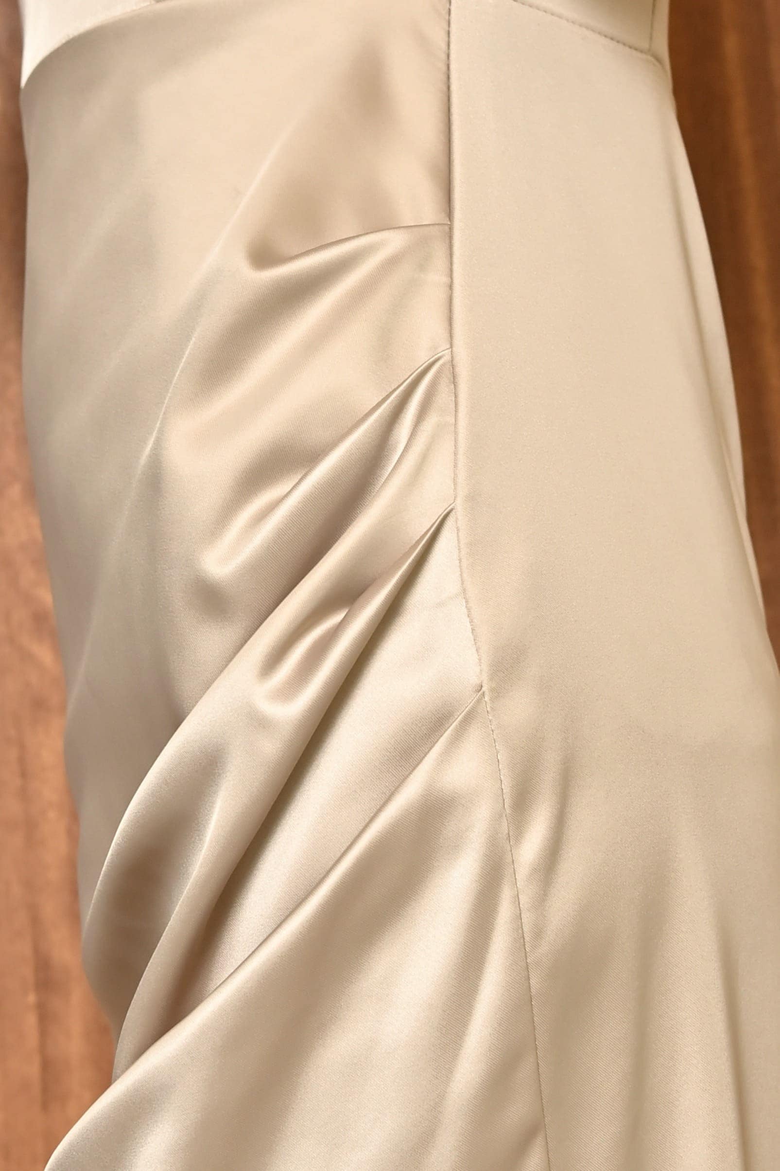 サテンロングドレス