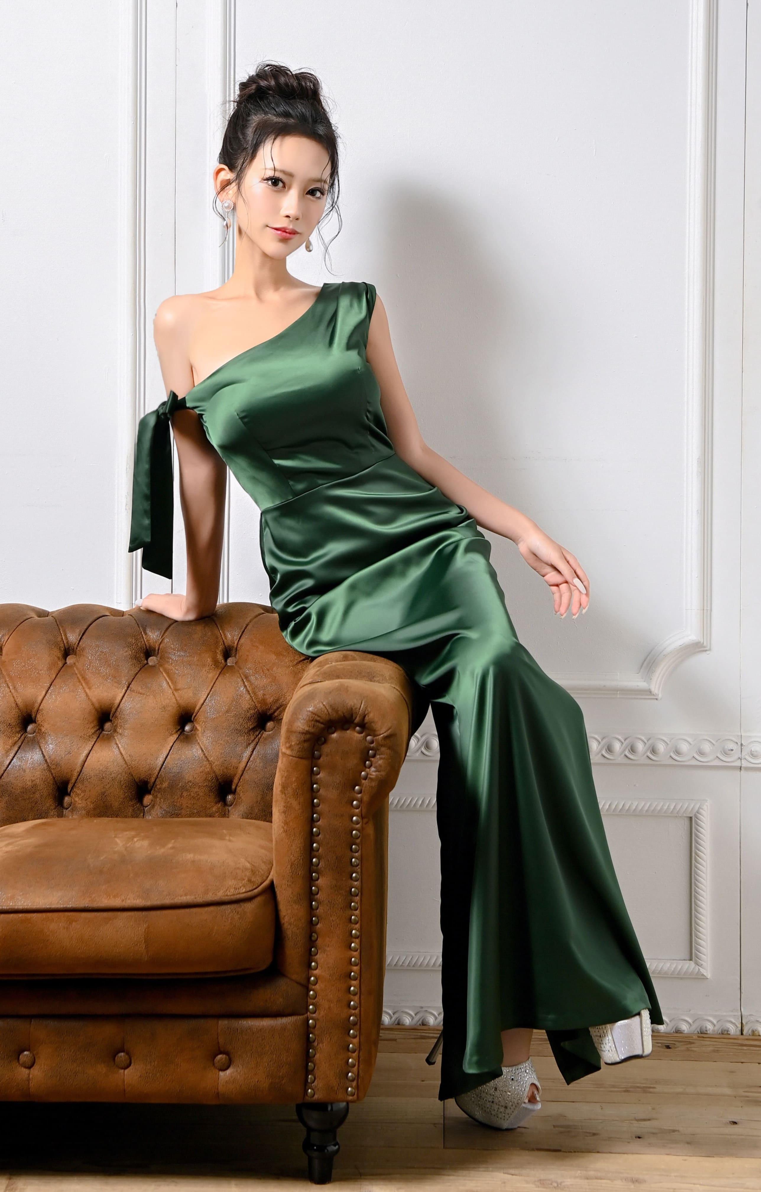 サテンロングドレス