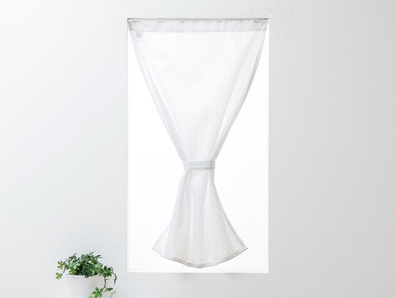 縫い目のようなストライプのUVカットミラーレースカフェカーテン