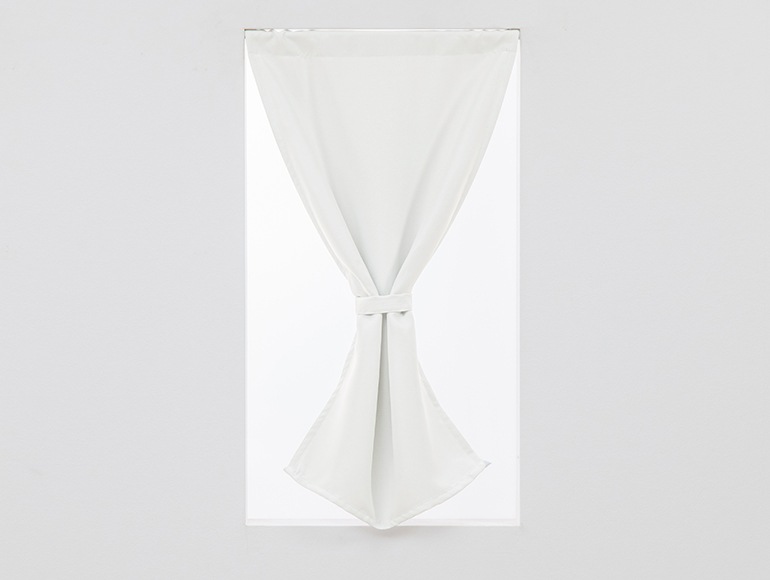 くすみのない明るいホワイトの2級遮光カフェカーテン「スノー