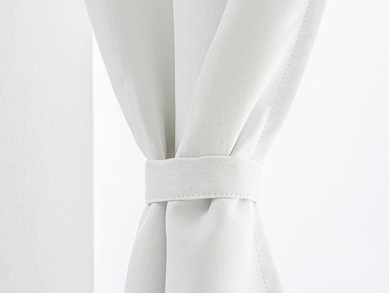 くすみのない明るいホワイトの2級遮光カフェカーテン「スノー