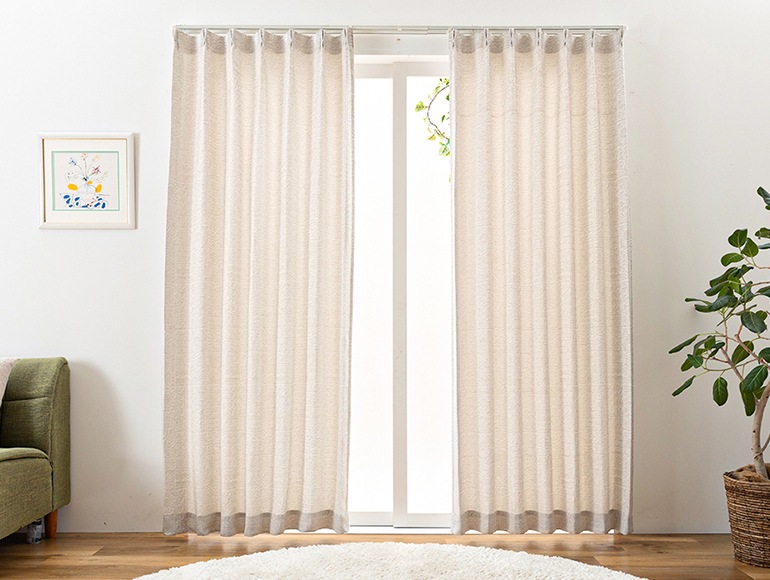 かすれたタッチのタイル柄ドレープカーテン Vita Botanica「カバール