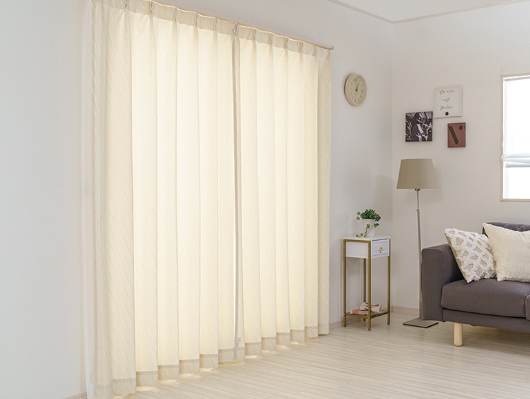 優雅な流れ模様をジャガード織りで表現した防炎ドレープカーテン