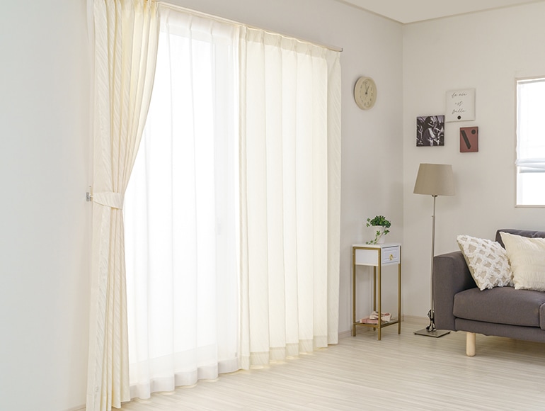 優雅な流れ模様をジャガード織りで表現した防炎ドレープカーテン