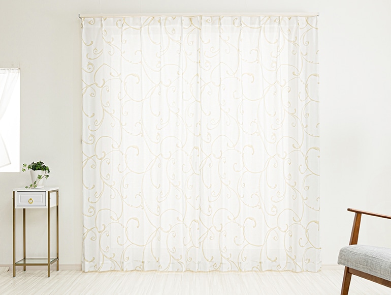 オーナメント文様をプリントした防炎遮像レースカーテン「アナベル