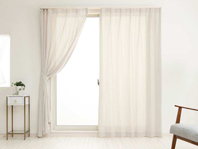 ラメを全体に織り込んだ柔らかい手触りの防炎遮像レースカーテン