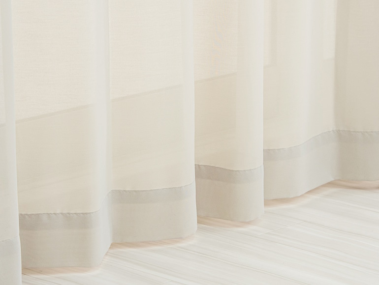 ラメを全体に織り込んだ柔らかい手触りの防炎遮像レースカーテン