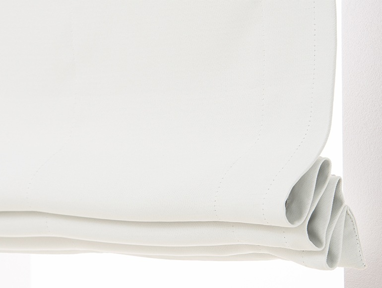 くすみのない明るいホワイトの2級遮光ローマンシェード「スノー