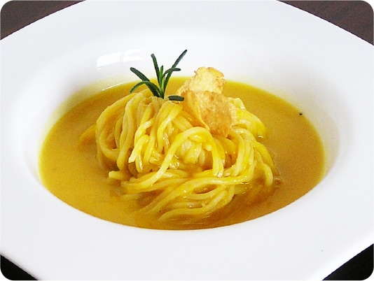 [写真]オニオンドレッシングスープでつくる「冷麺風」米の麺
