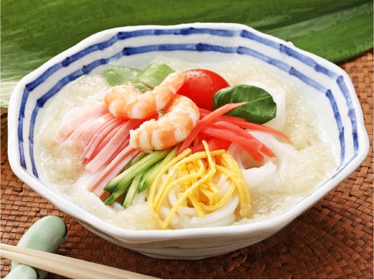 [写真]オニオンドレッシングスープでつくる「冷麺風」米の麺